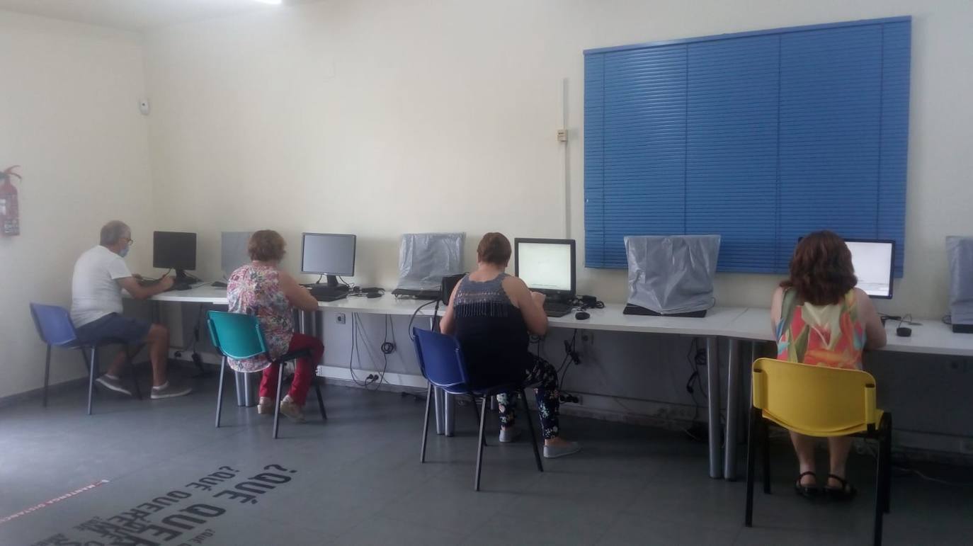 Usuarios del servicio del CAPI de la Asociación de Vecinos Los Sauces. 