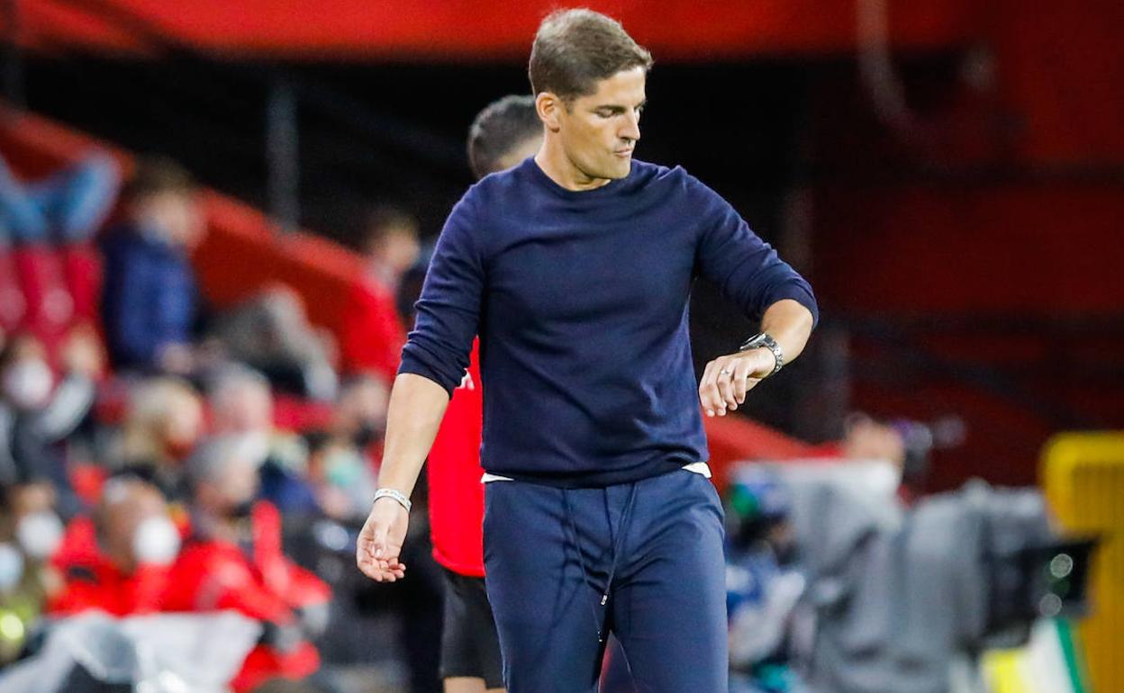 Robert Moreno consulta su reloj en el partido ante el Sevilla, la primera victoria de la temporada.