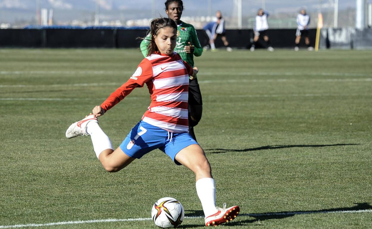 Laura Pérez dispara a portería sin saber que en ese balón a la escuadra iban los méritos de 90 minutos de pura superioridad. 