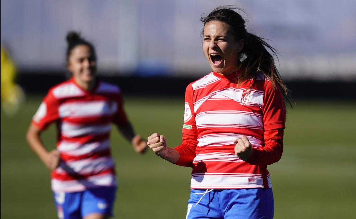 Laura Pérez celebra con rabia su gol al Cacereño. 