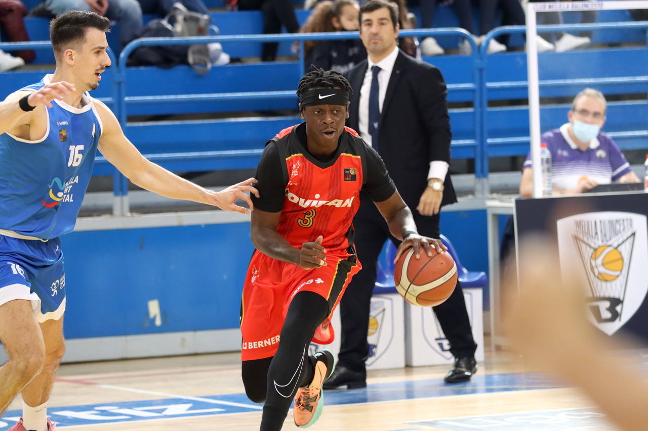 Bropleh (d) busca camino hacia el aro del Melilla. 