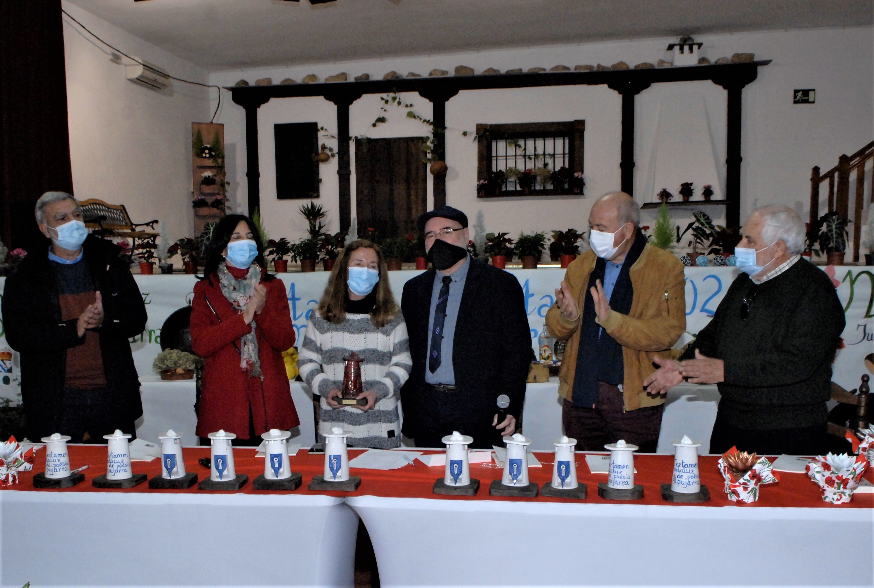 María José Collado recibe su galardón como ganadora del certamen.