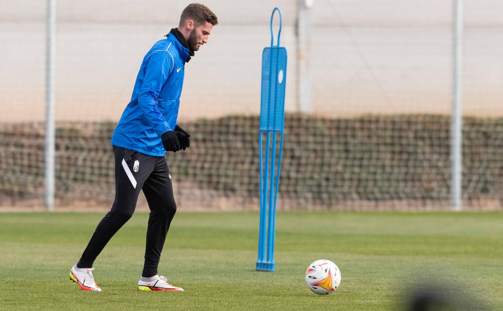 Domingos Duarte trabaja en solitario en la semana pasada. 