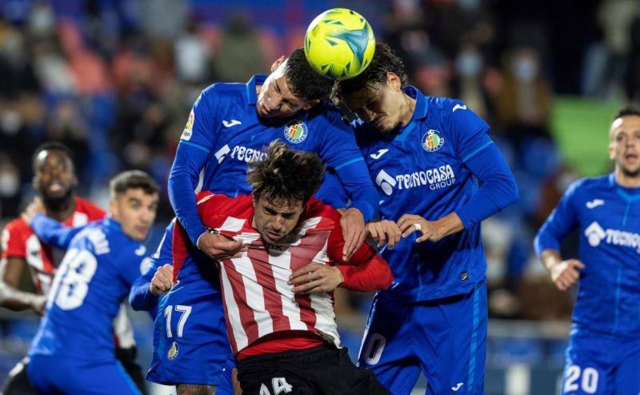 Mathías Olivera despeja un balón de cabeza ante el Athletic. 