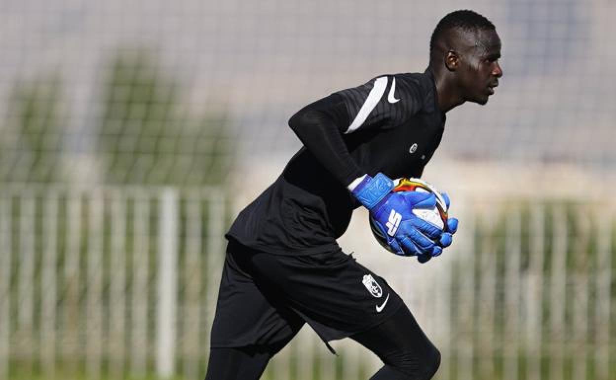 Cheikh Sarr atrapa un balón en un entrenamiento. 