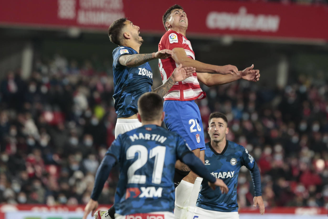 Torrente despeja de cabeza en el partido contra el Alavés.
