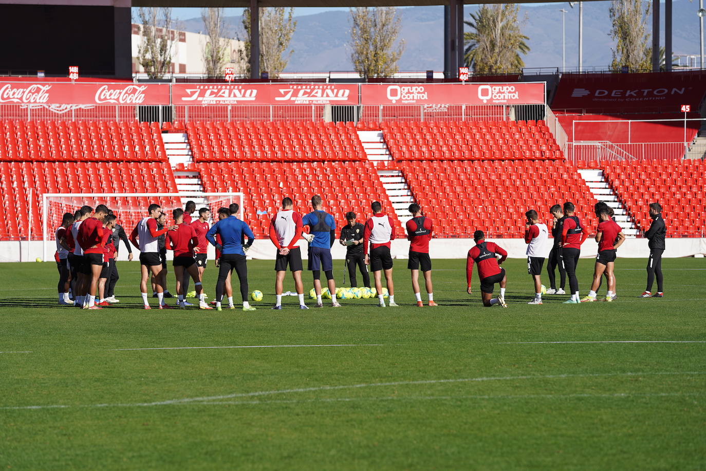 La UD Almería trabaja para no abandonar el liderato.