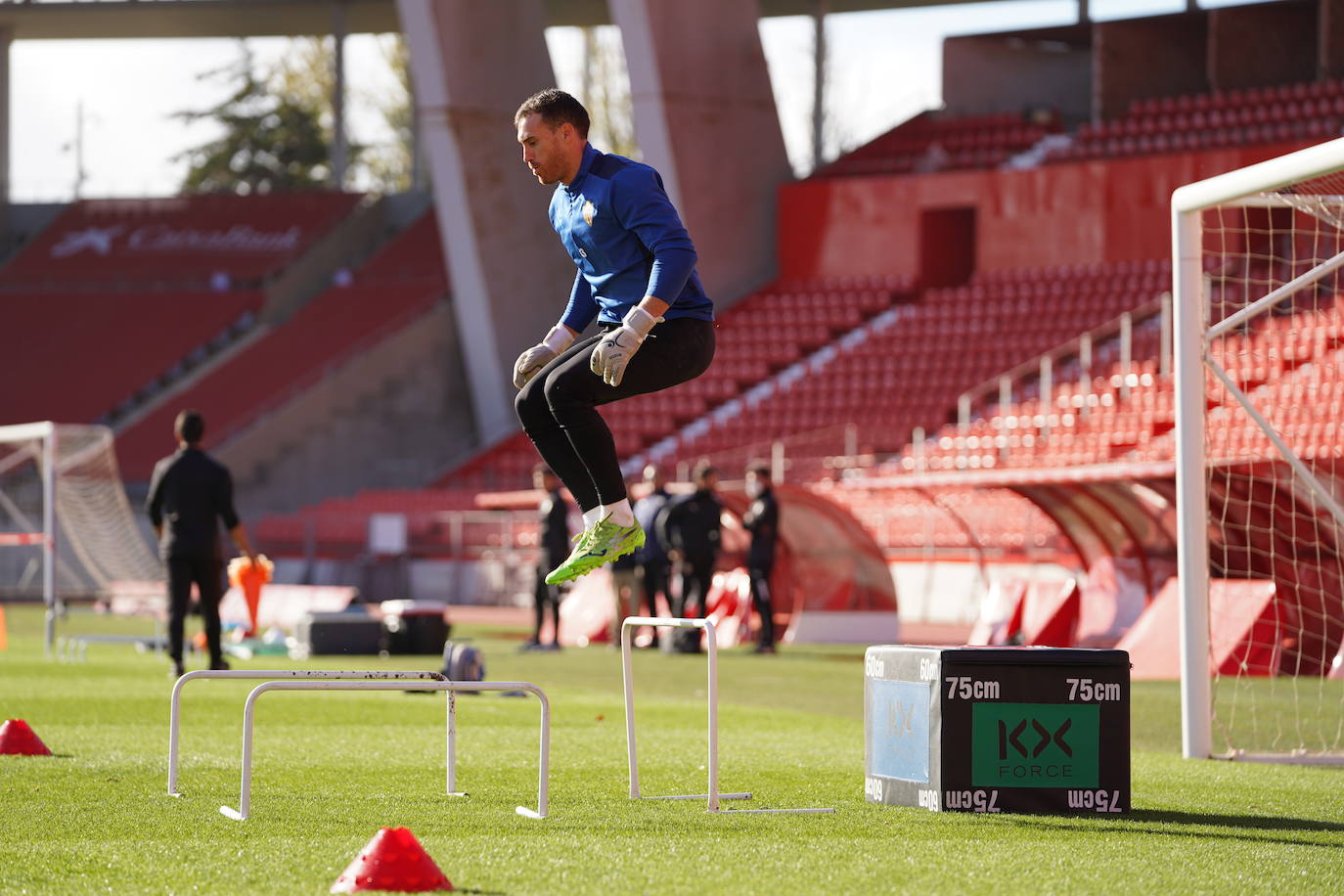 La UD Almería trabaja para no abandonar el liderato.