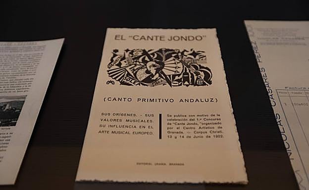 Algunos de los documentos expuestos, entre ellos el anuncio del Concurso de Cante Jondo.