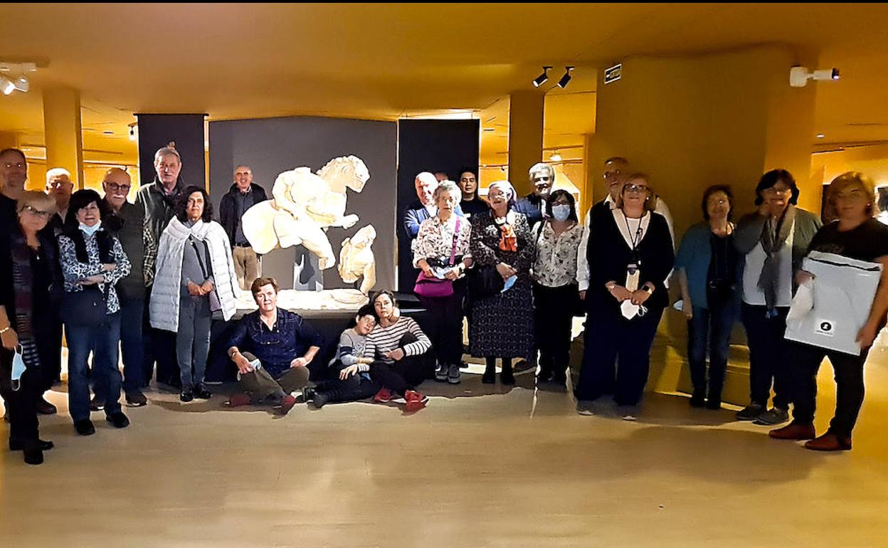 Amigos de los Iberos, junto a la escultura de Porcuna protagonista de la exposición de Barcelona. 