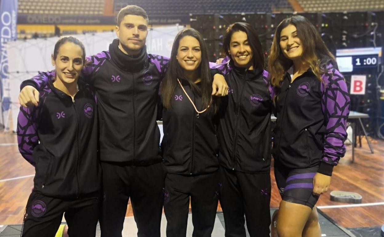 Las levantadoras granadinas, junto a su entrenador. 
