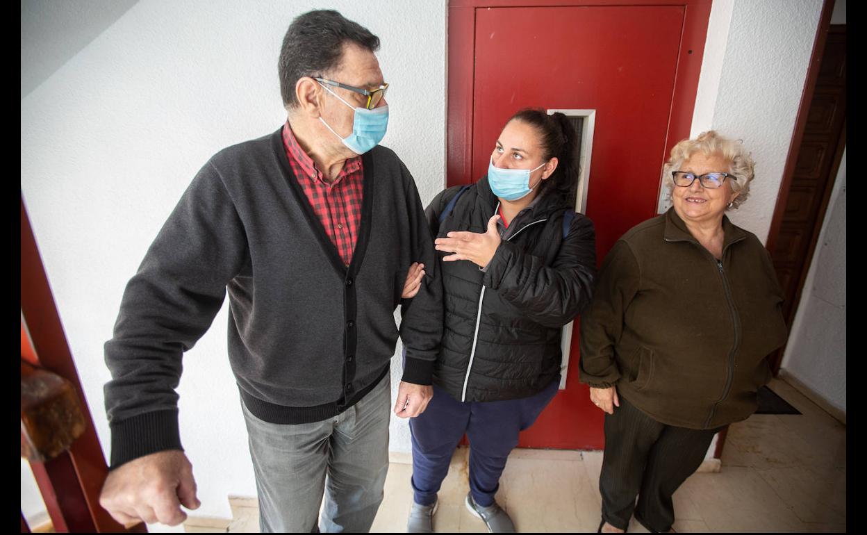 Susana, en el centro, junto a sus padres José Antonio y Carmen, afectados por los cortes de luz.