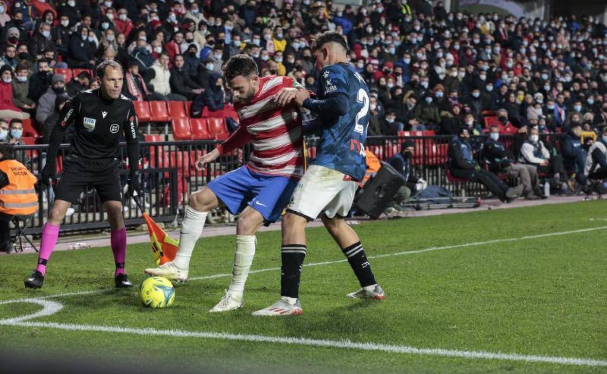 Quini aguanta el balón en la esquina en los últimos minutos contra el Alavés. 