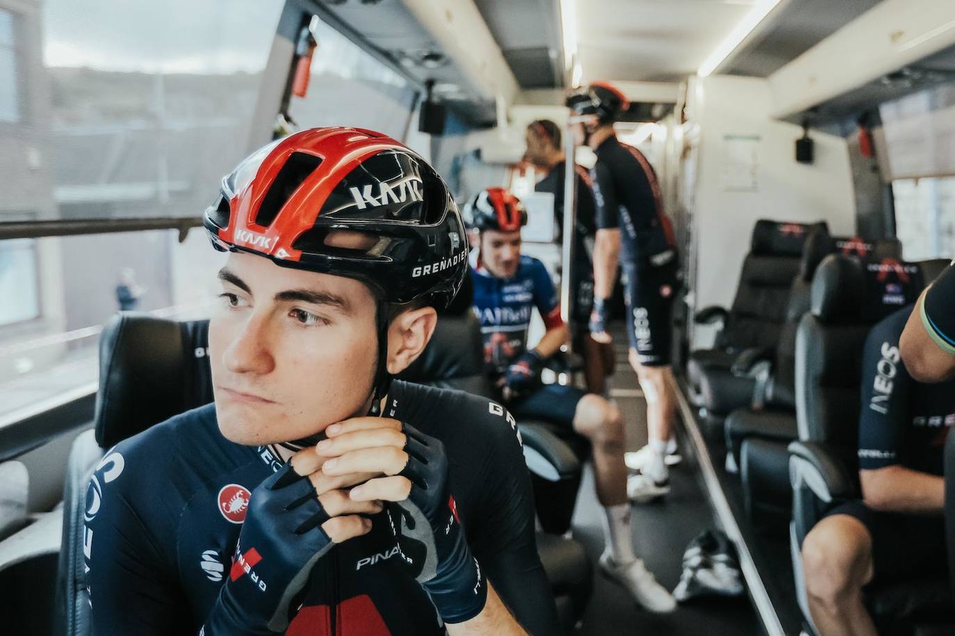 Carlos Rodríguez, sentado en el autobús del equipo.