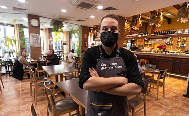 Jesús Ocaña, camarero de La Cueva de 1900 en Reyes Católicos.