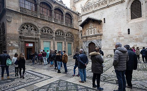 Colas para entrar en la Capilla Real a media mañana de ayer.