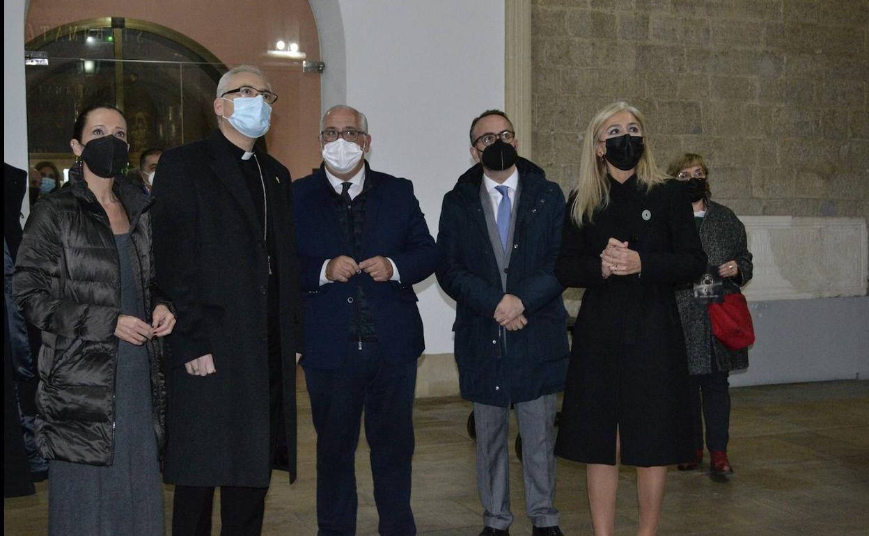 Maribel Lozano, Sebastián Chico, Jesús Estrella, Juan Cristóbal Jurado y Patricia del Pozo durante la visita a la exposicón del Museo Provincial. 