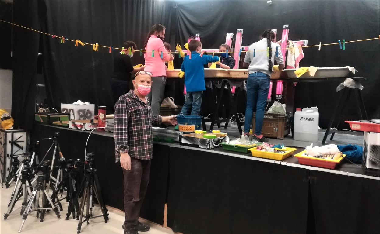 El fotógrafo israelí, Ilan Wolff, imparte un curso de fotografía con su cámara oscura en Bérchules