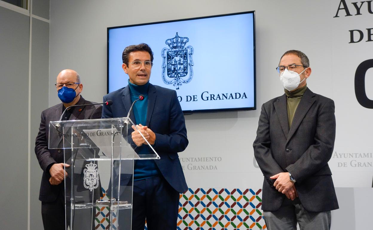 El alcalde de Granada, Francisco Cuenca, ha realizado el anuncio junto al concejal de Urbanismo, Miguel Ángel Fernández Madrid, y al edil responsable de Ciencia, Innovación y Ciudad Inteligente, Francisco Herrera.