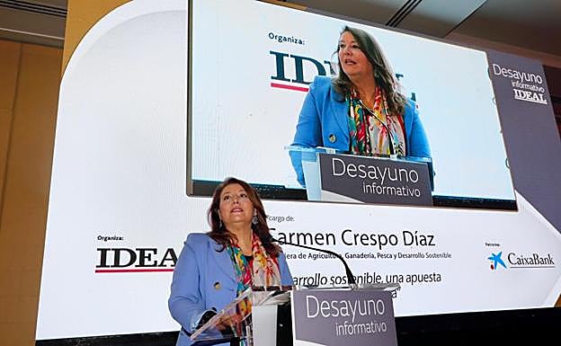 La consejera de Agricultura, Ganadería, Pesca y Desarrollo Sostenible, Carmen Crespo Díaz, en el desayuno informativo organizado por IDEAL, con el patrocinio de CaixaBank.
