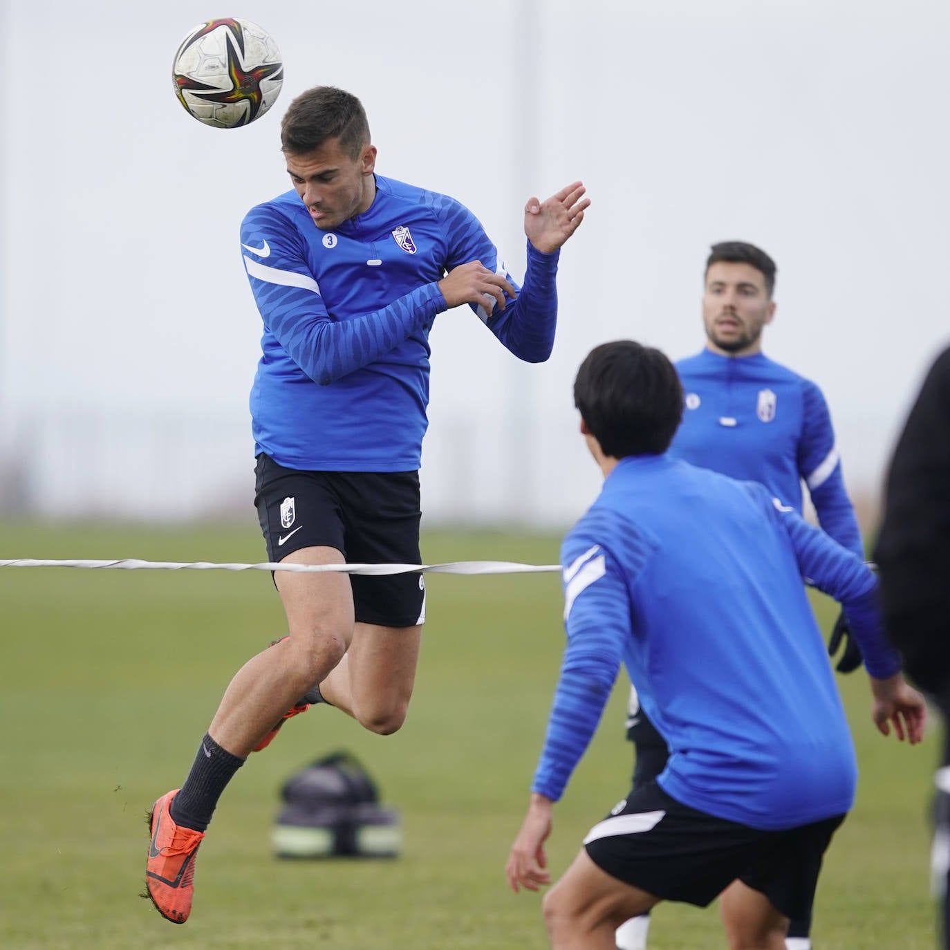 Brau cabecea un balón en un entrenamiento de esta semana. 