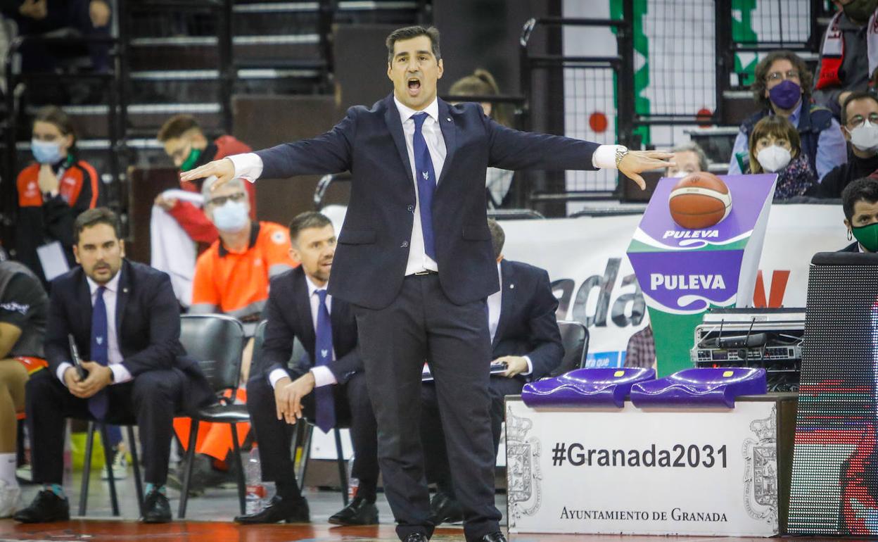 Pablo Pin pide intensidad durante el partido ante el Estudiantes. 