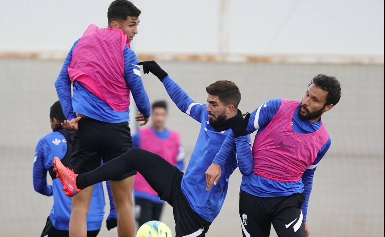 Germán porfía con Monchu durante el entrenamiento del viernes, con Torrente saltando. 