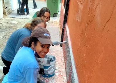 Imagen secundaria 1 - Vecinos del Albaicín y estudiantes americanos se unen contra los grafitis del barrio