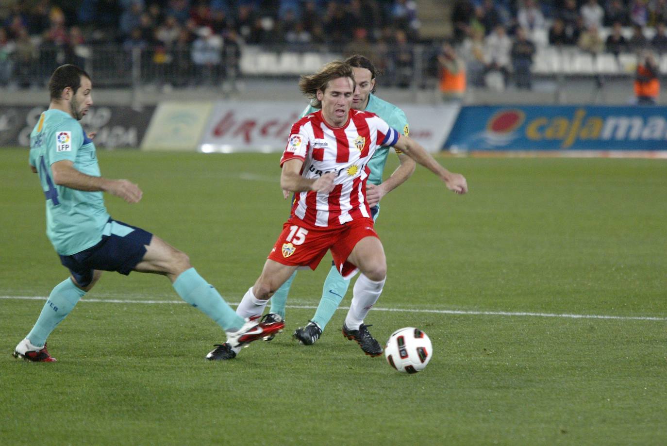 Miguel Ángel Corona conduce el balón entre Mascherano y Milito, en la vuelta de la semifinal de Copa. 