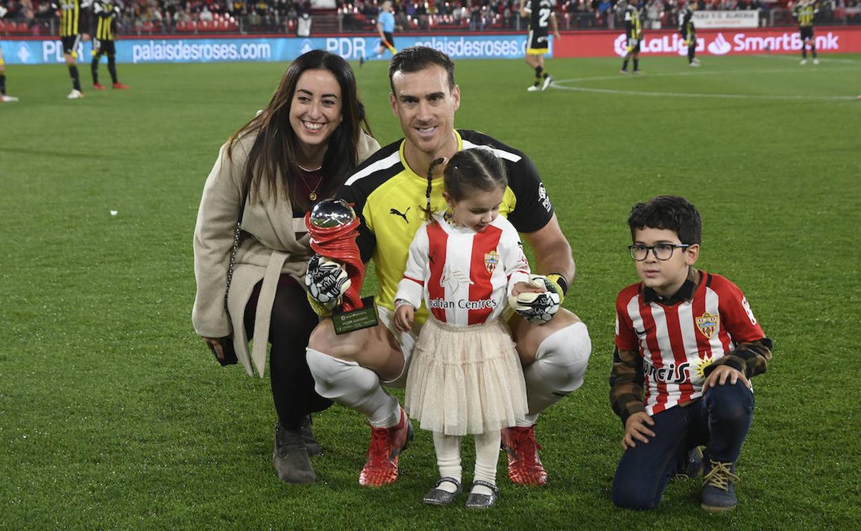 Fernando recibe el premio como mejor jugador del mes de noviembre acompañado de su familia. 