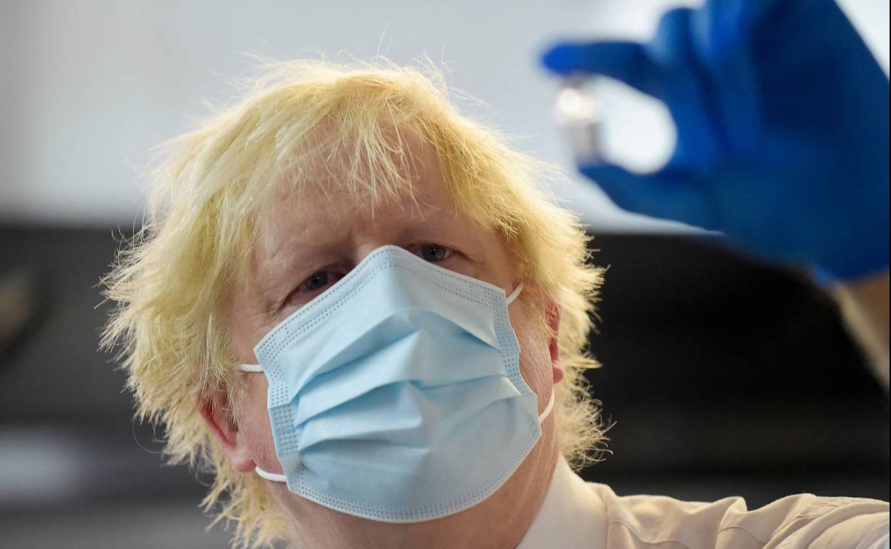 Boris Johnson, con una dosis de la vacuna contra el coronavirus.