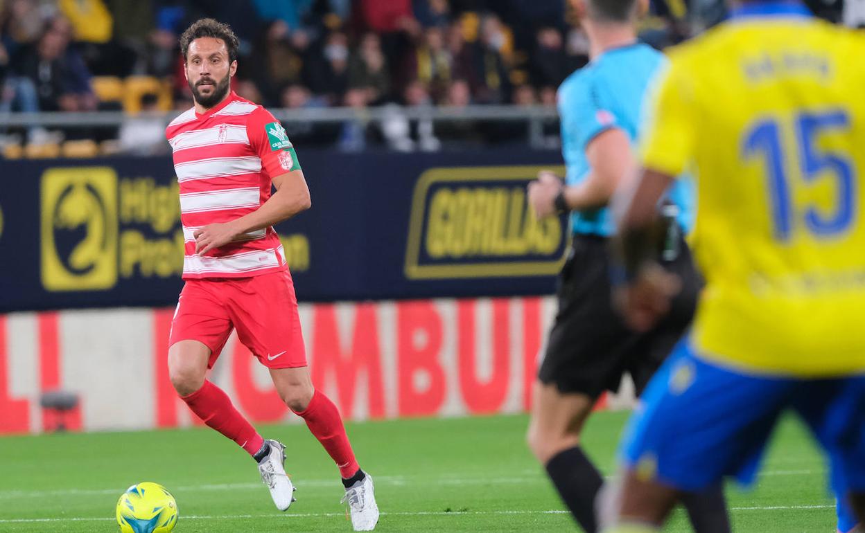 Germán avanza con el balón. 