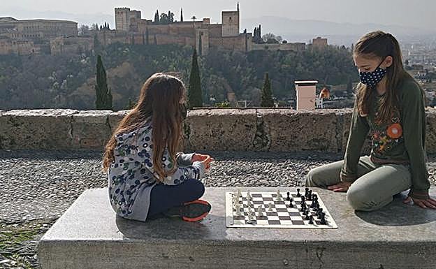 Ajedrez solidario con vistas a la Alhambra