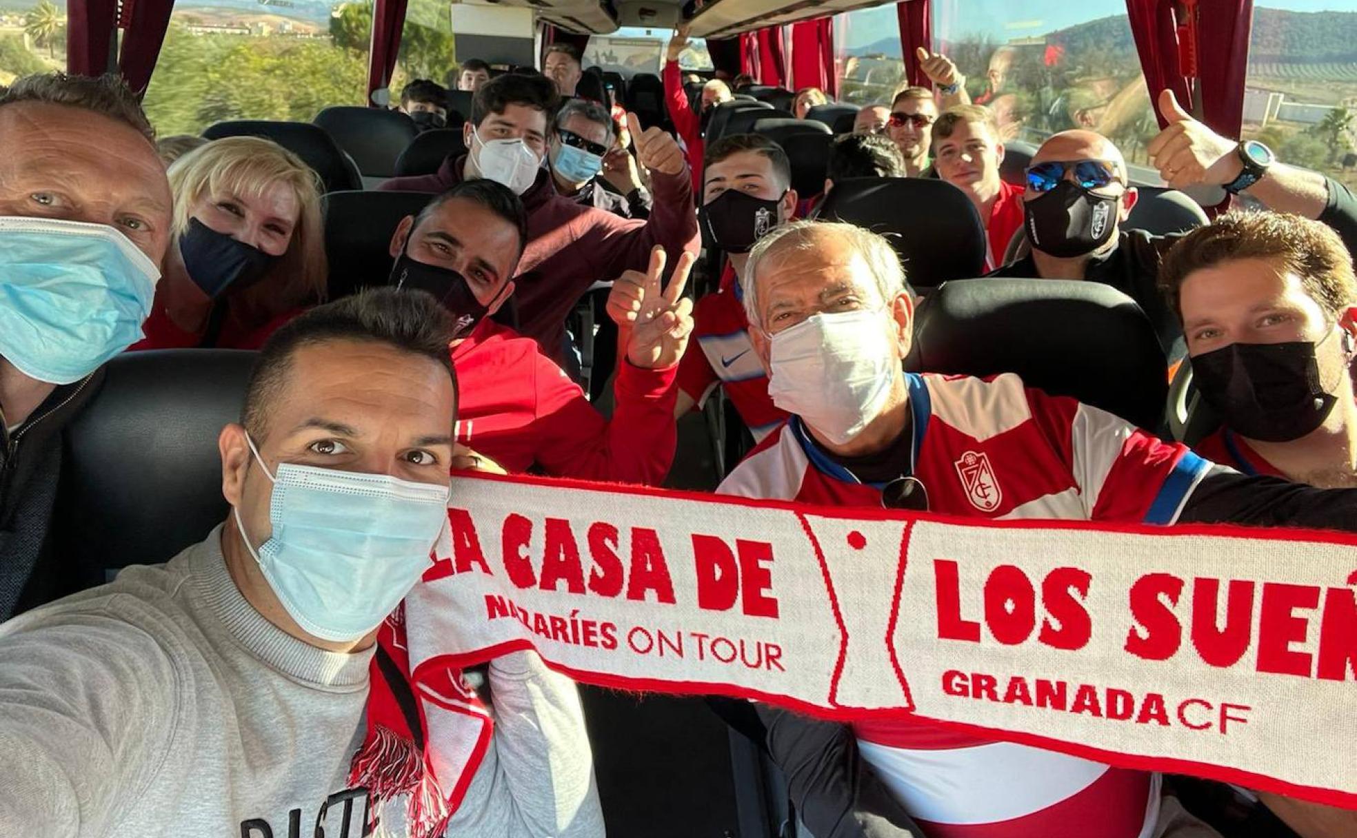 Algo menos de un centenar de aficionados del Granada viajaron en autobús. 