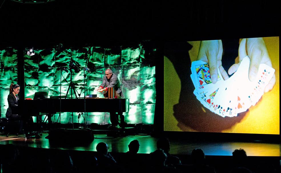 Mago Migue, durante uno de sus espectáculos para baraja y piano. 