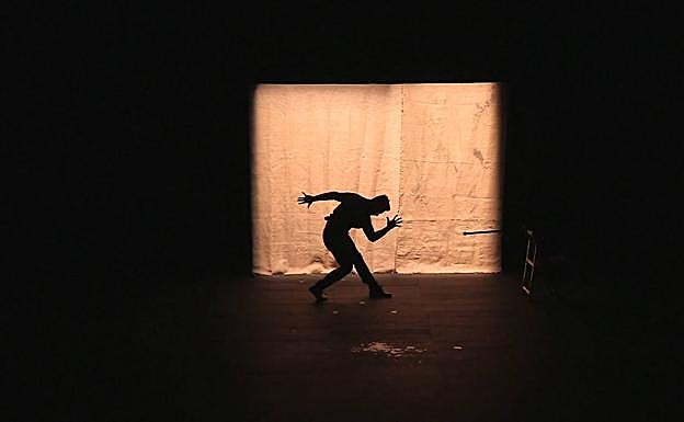 Actuación de Carlos Adriano. 