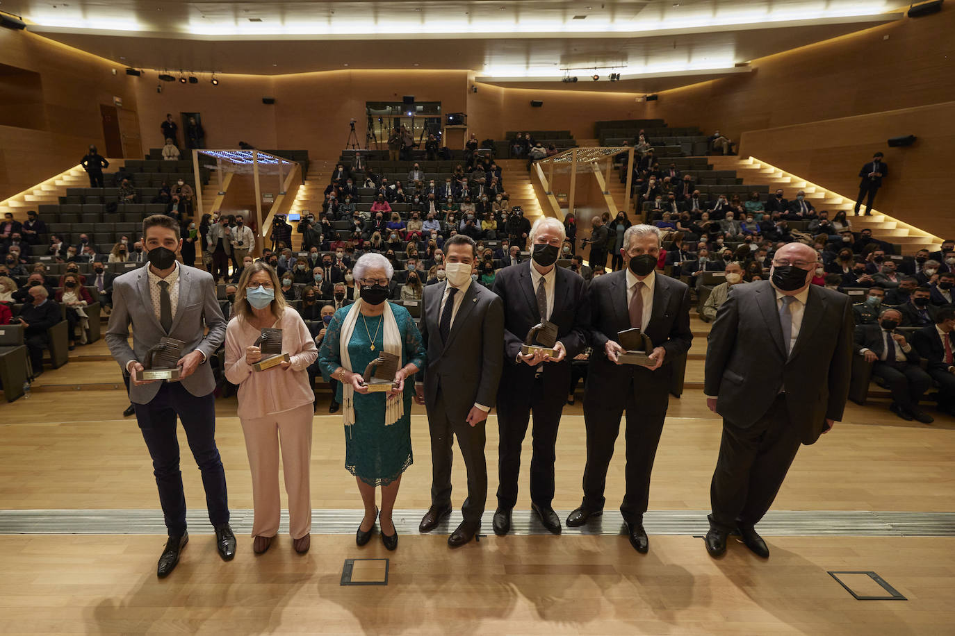 Homenajeados, autoridades e invitados en la gala de entrega de los Premios Ideales 2021.