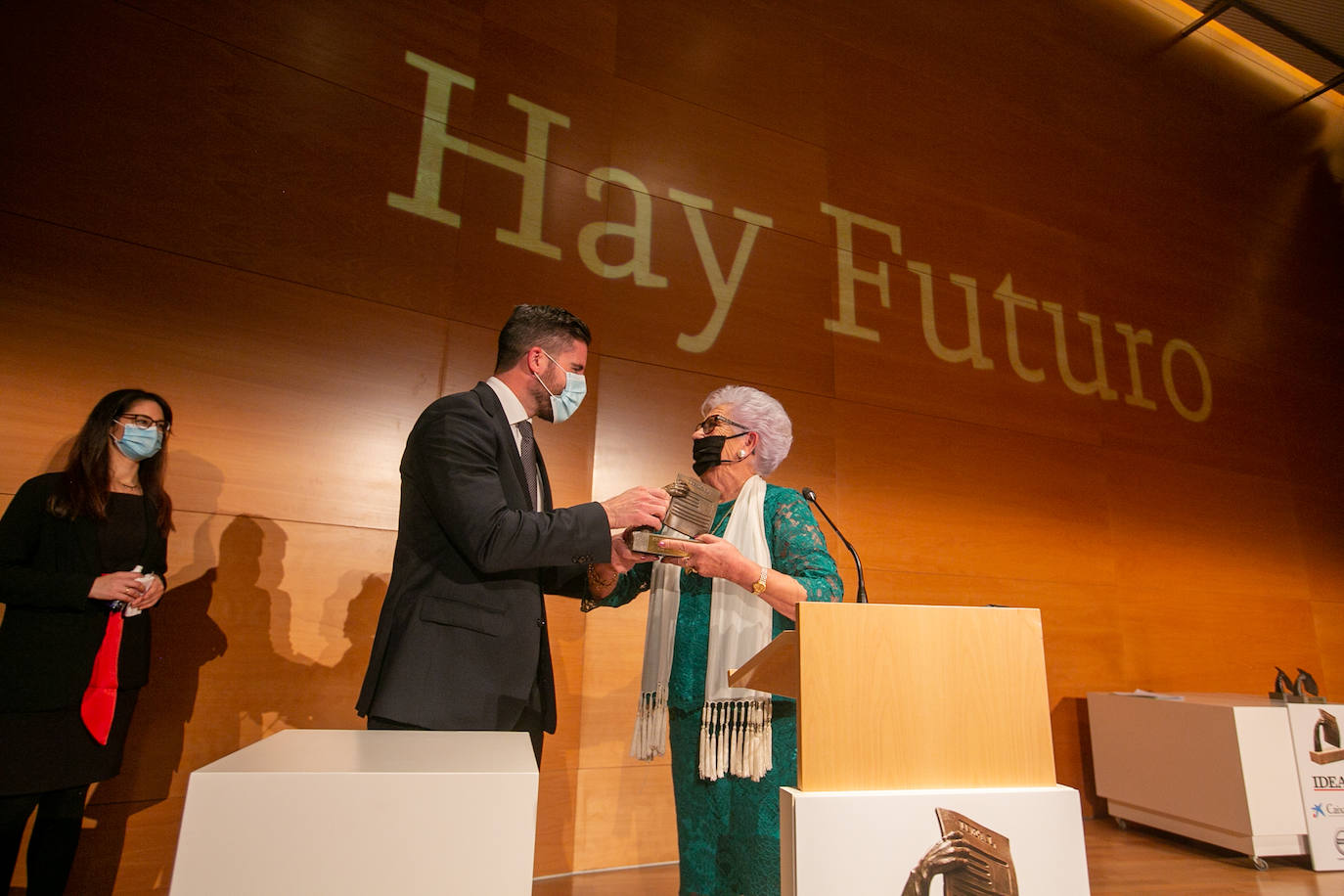 Homenajeados, autoridades e invitados en la gala de entrega de los Premios Ideales 2021.