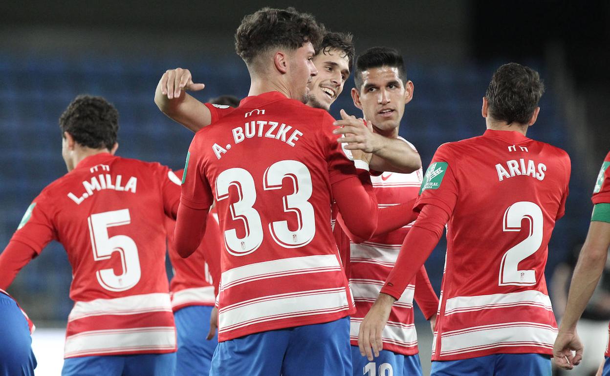 Adri Butzke celebra uno de sus tres goles al Laguna en la primera ronda. 