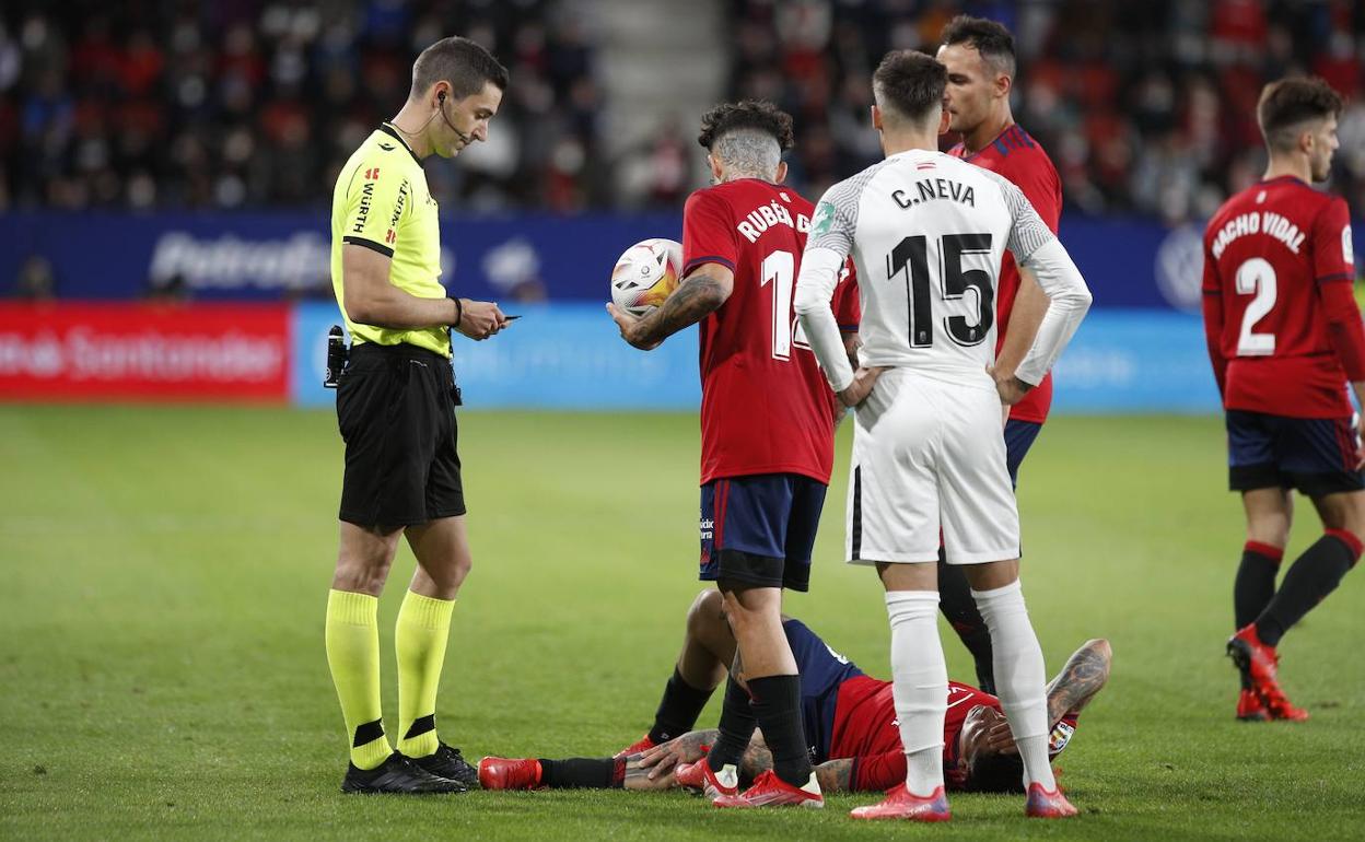 Alejandro Muñiz Ruiz se interesa por el 'Chimy' Ávila en el partido del Granada en El Sadar. 