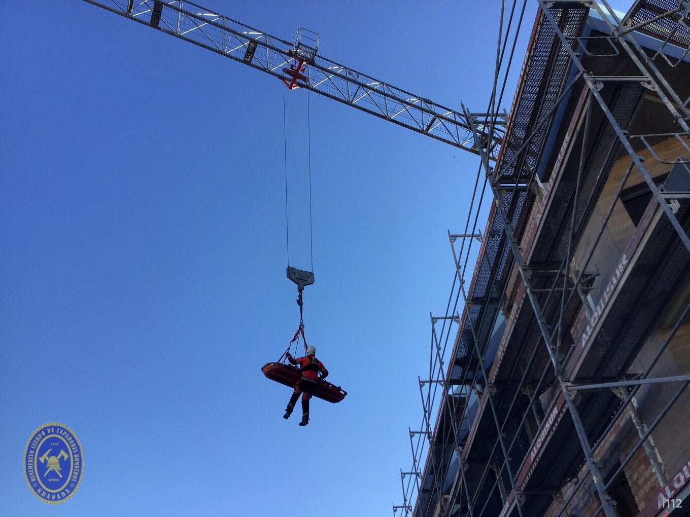 Bomberos rescata a un trabajador herido en un acciente laboral con la ayuda de la grúa de la propia obra