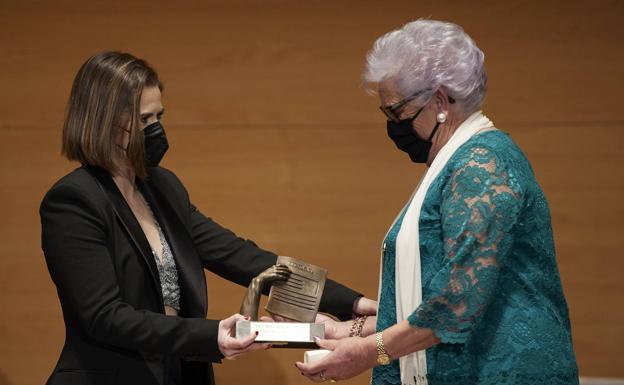 Ana Ávila recibe el premio de manos de la redactora de IDEAL Pilar García-Trevijano. 