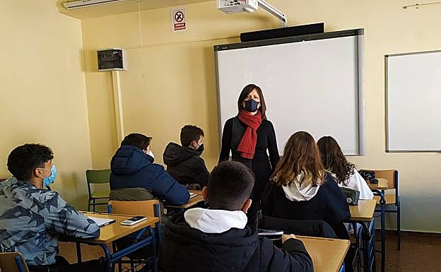 Encarna Peña, en una de sus clases de Francés. 