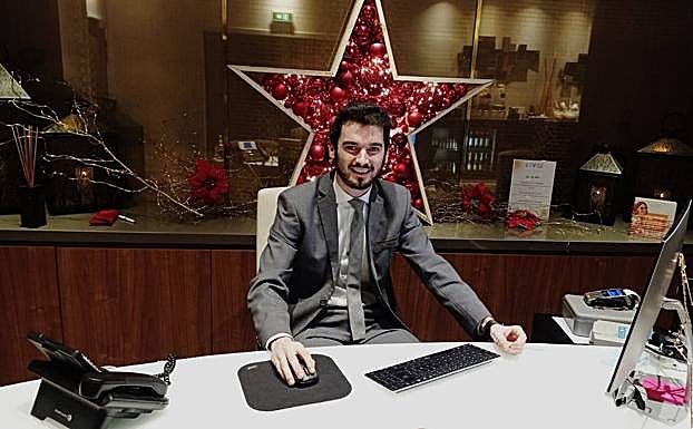 Luis Ruiz, en la recepción del hotel en el que trabaja en París. 