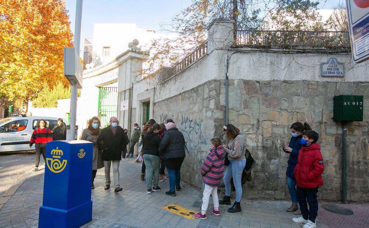 Colas para vacunas a menores este miércoles.