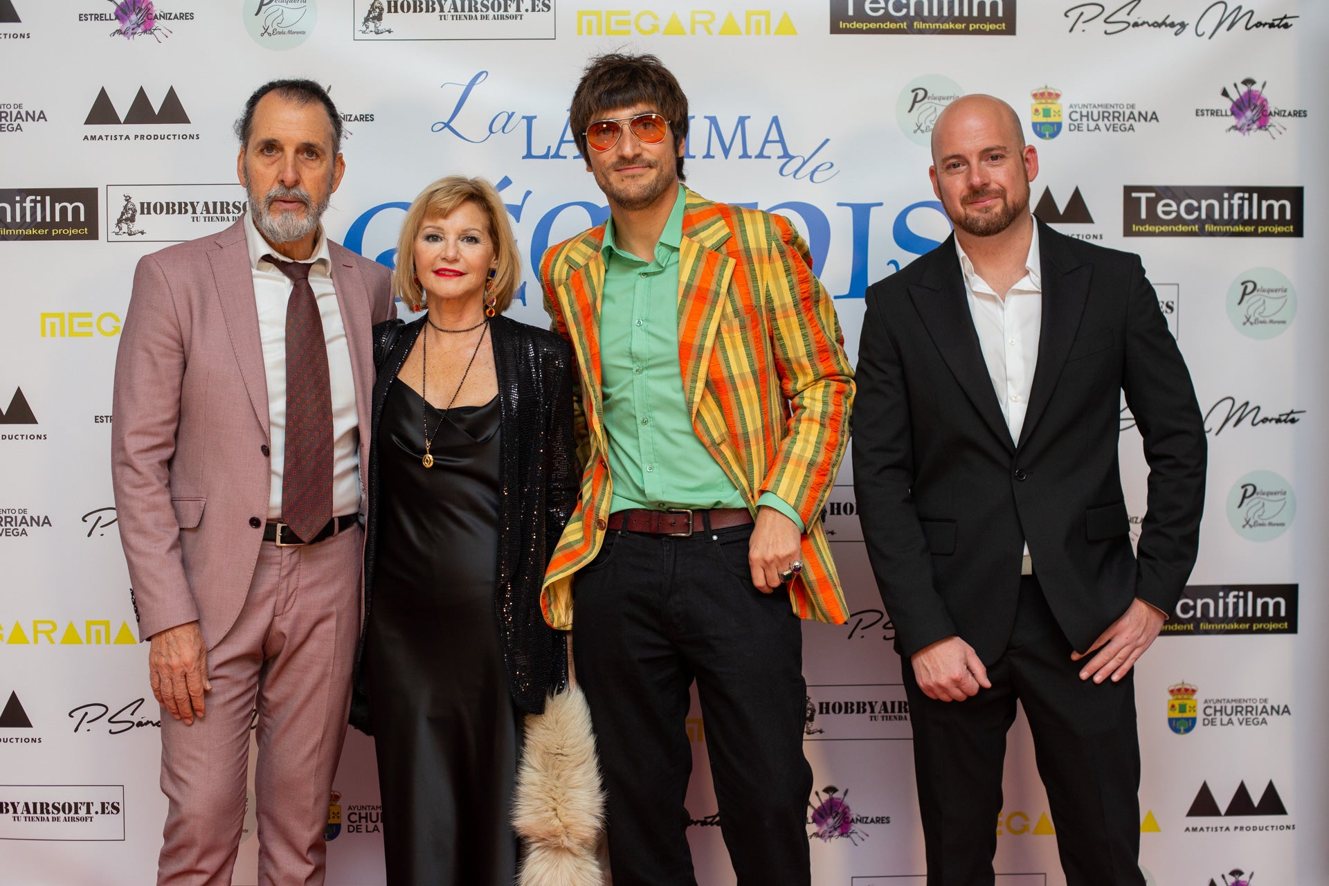 EL director de cine Juanfran López, segundo por la izquierda, junto a uno de los actores y los miembros de Pelomono, autores de parte de la BSO. 