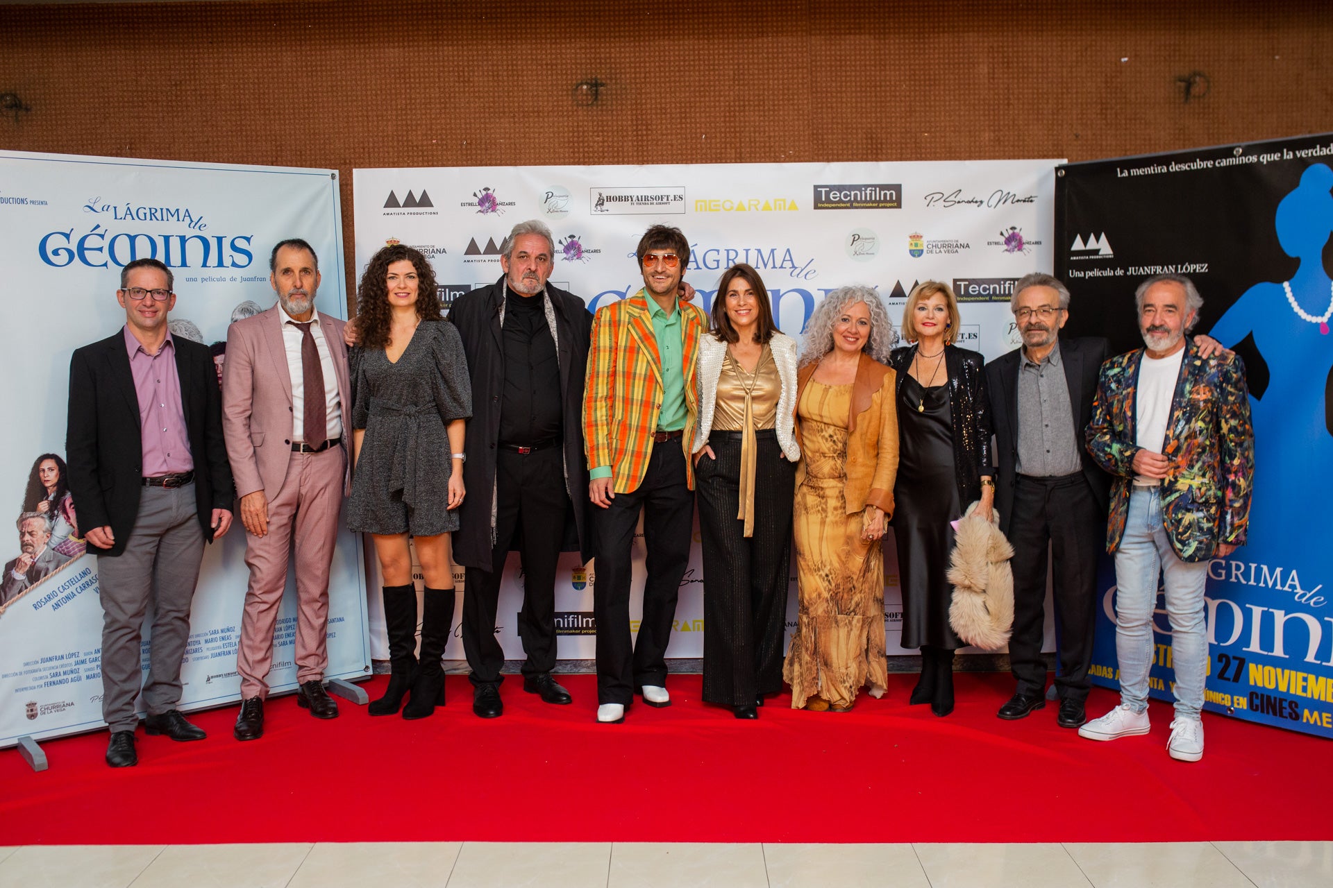 EL director de cine Juanfran López, segundo por la izquierda, junto a uno de los actores y los miembros de Pelomono, autores de parte de la BSO. 