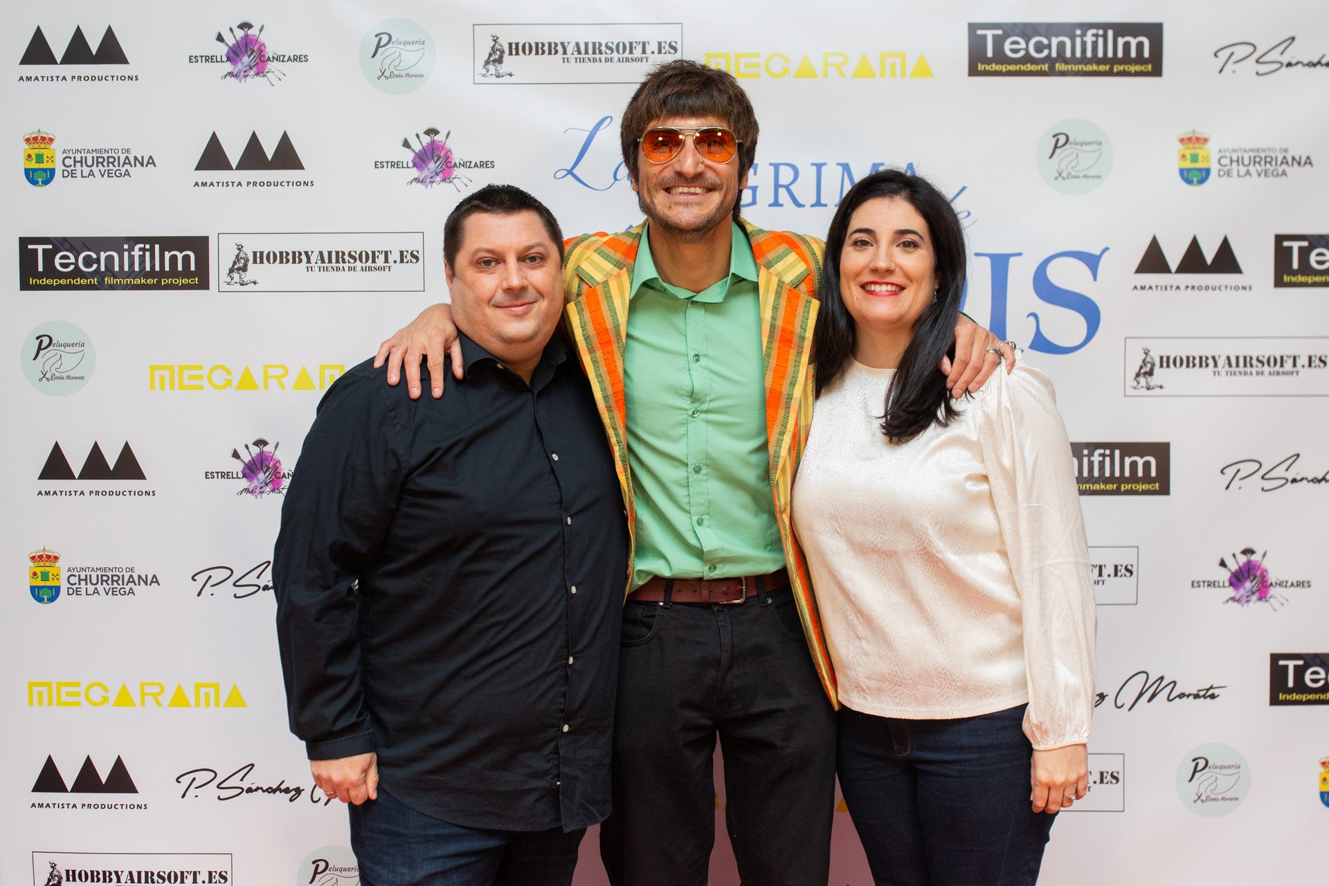 EL director de cine Juanfran López, segundo por la izquierda, junto a uno de los actores y los miembros de Pelomono, autores de parte de la BSO. 