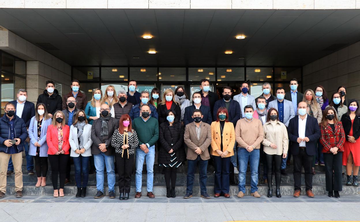 Foto de familia de la nueva ejecutiva provincial socialista. 