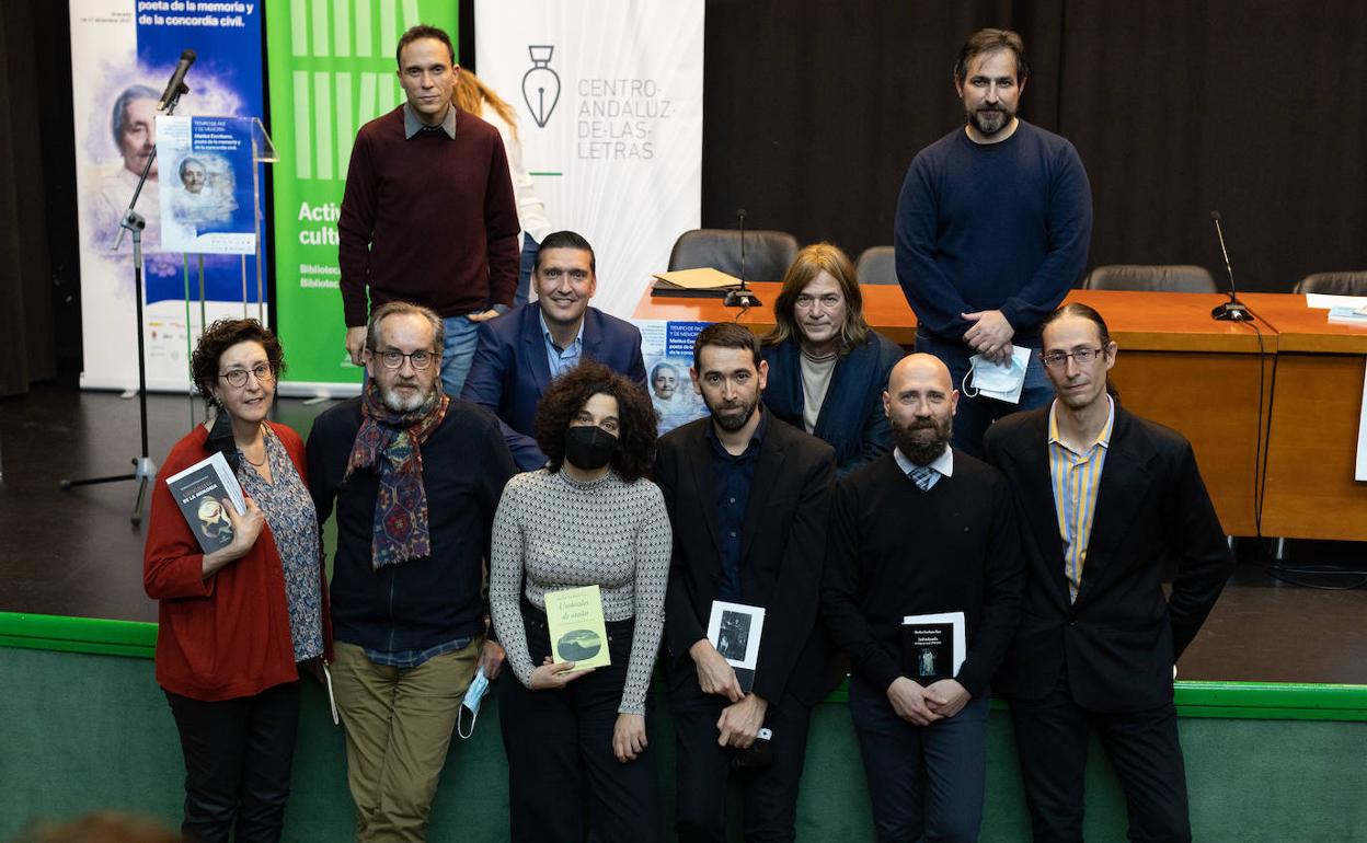 El muy plural grupo de poetas que particiiparon en el recital de la tarde.